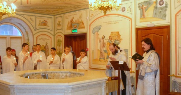 Одиннадцать воспитанников Абаканского специального профессионального училища приняли святое Крещение