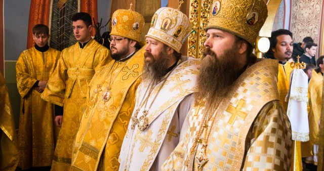 Преосвященные и священники трёх сибирских епархий молитвенно совершили память святителя Макария