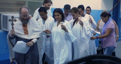 Майами, Флорида: 12 человек были крещены в общине свв. Апостолов этим летом