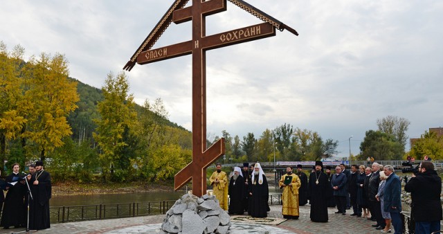 Святейший Патриарх Кирилл освятил поклонный крест на месте основания Алтайской духовной миссии