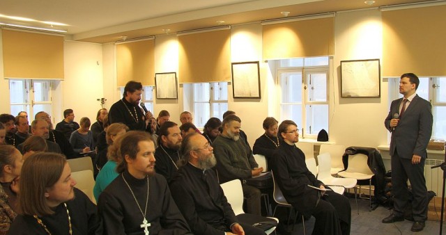 На обучающем семинаре по катехизации в Санкт-Петербурге прошла дискуссия об увеличении минимального срока подготовки к Таинству Крещения