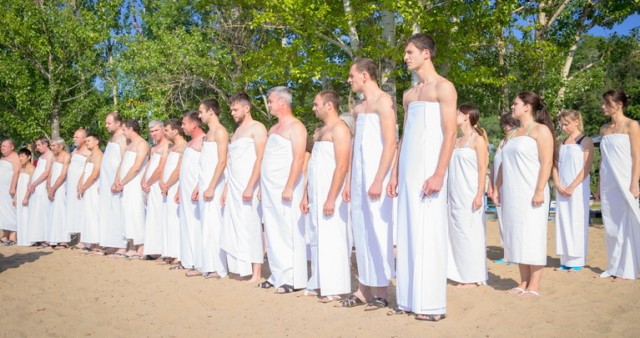 43 человека приняли крещение в Волге