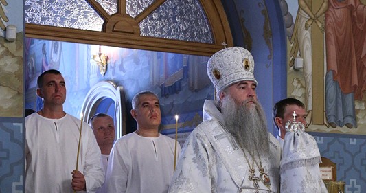 Митрополит Лонгин совершил Крещальную литургию в Свято-Троицком соборе Саратова