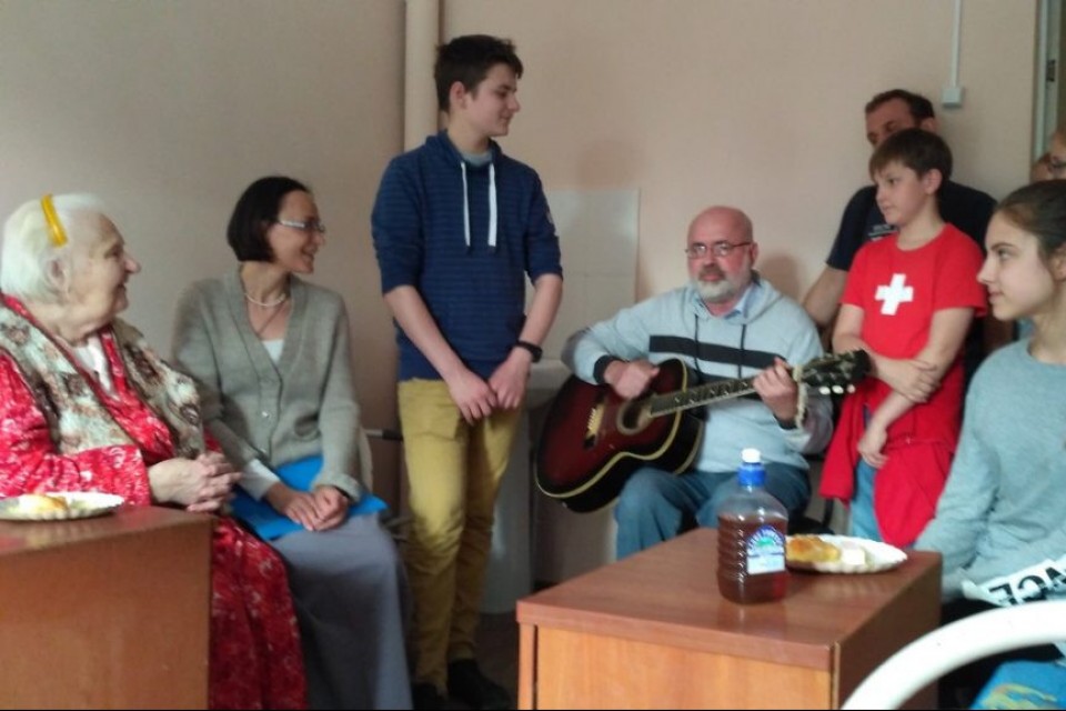 Дом престарелых наполнился радостью и песнями