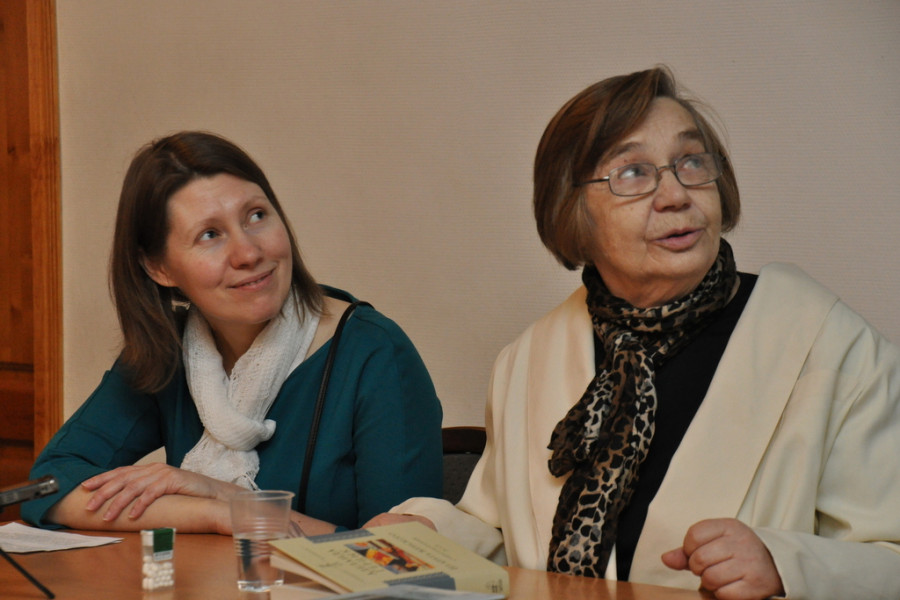 Слева направо: ведущая О. Синицына, Т.Н. Жуковская