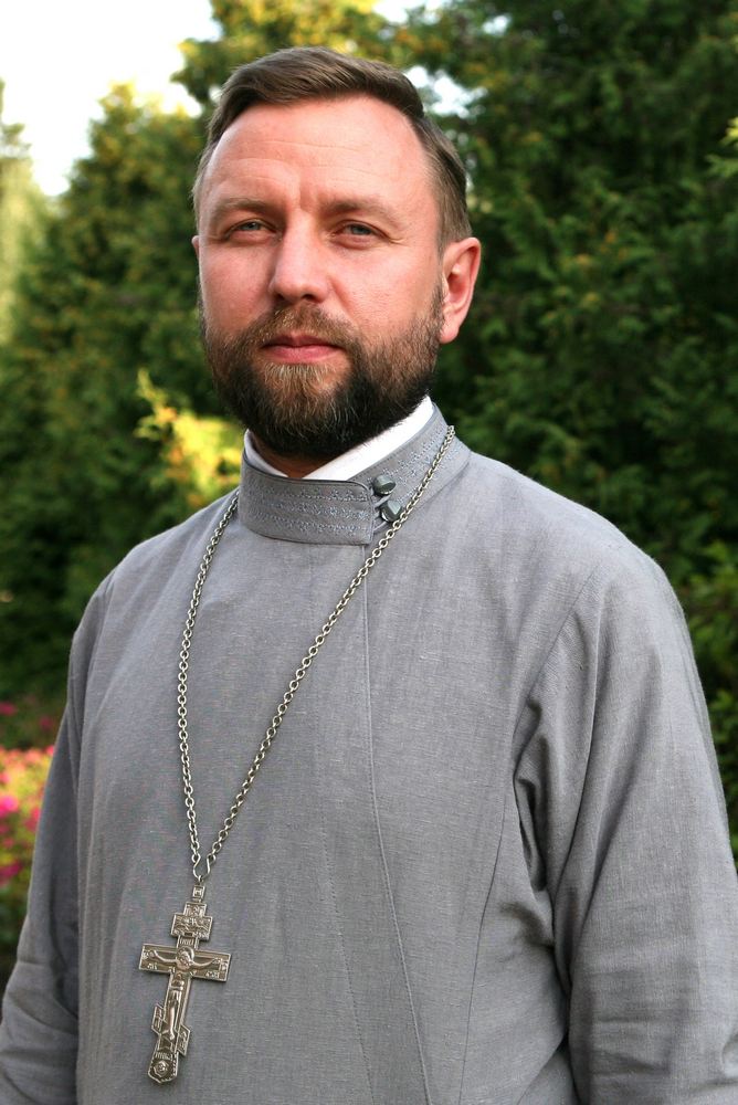 Priest Pavel (Archangelsk): ‘Brotherhoods in the church are needed so that we may serve God. The more brotherhoods there are, the more spiritual gifts are realized in the life of the church. The setup in a parish makes it difficult to understand what your personal responsibility for the Church is. Life in brotherhood provides a personal measure of Christian responsibility, which is acquired by living in small groups and communities, in being responsible for the particular people of whom the church is comprised’.