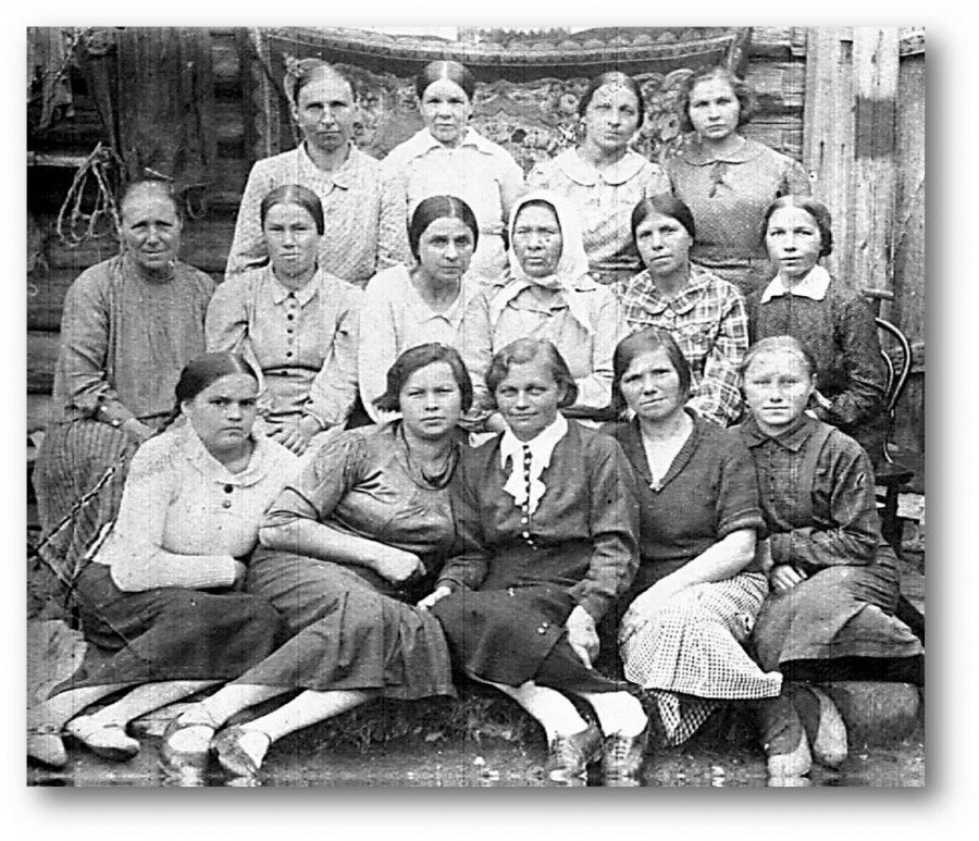 Братство епископа Макария (Опоцкого) фото 1939-1940 год. Все мужчины были арестованы, некоторые расстреляны, остальные отправлены в лагеря или сосланы