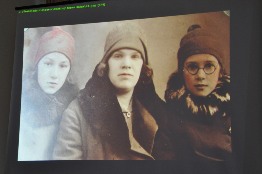 Бабушка Е. Мигуновой с двумя дочерьми