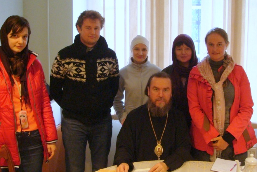 Епископ Нарвский и Причудский Лазарь (Гуркин) с паломниками