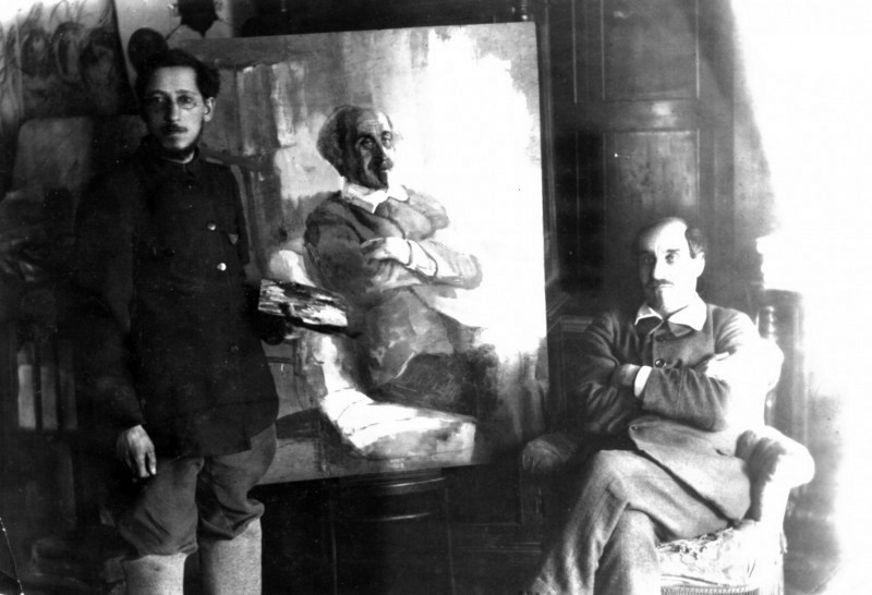 В.В. Буйницкий (справа) позирует художнику Г.В. Сегалину