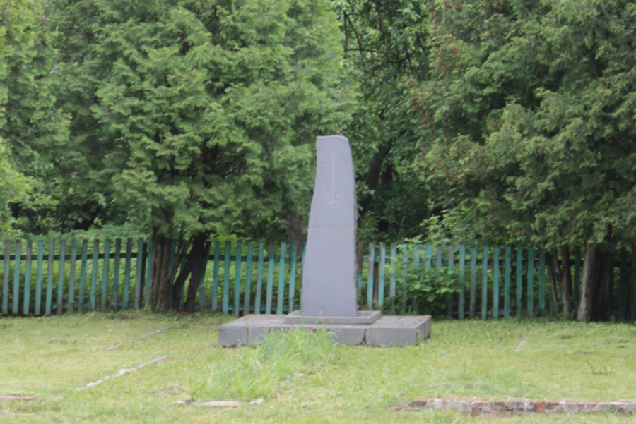 Памятный знак Н.Н. Неплюеву, установленный по благословению митр. Киевского Владимира (Сабодана). На памятнике надпись, стих из псалма 118: "Твой есмь аз, Спаси мя"