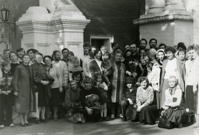 Свящ. Георгий Кочетков с братьями и сестрами в день священнической хиротонии. 24 сентября 1989 г.