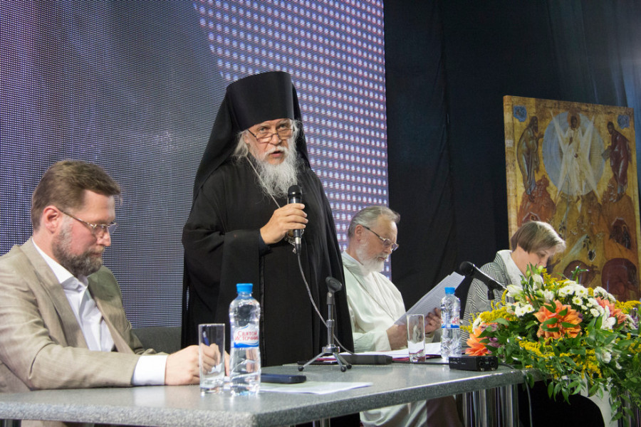 Bishop Panteleimon of Orekhovo-Zuyevo delivers the message of His Holiness Patriarch Kirill, who sent his blessing and greetings to Fr Georgy and the members of the Brotherhood