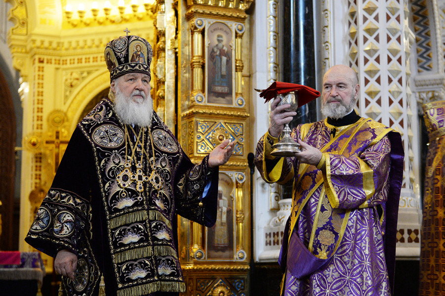 Святейший Патриарх Кирилл просит настоятелей московских храмов не дарить ему цветы в праздник Пасхи