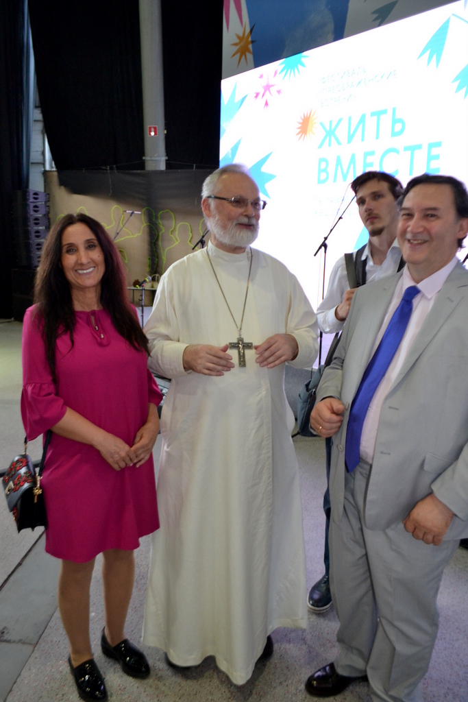Сантьяго Мата с супругой Мариам Гутьеррес вместе со священником Георгием Кочетковым