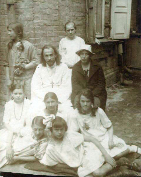 Священник Анатолий и Нина Сергеевна Жураковские с девушками из молодежной общины. Киев, 1920-е годы