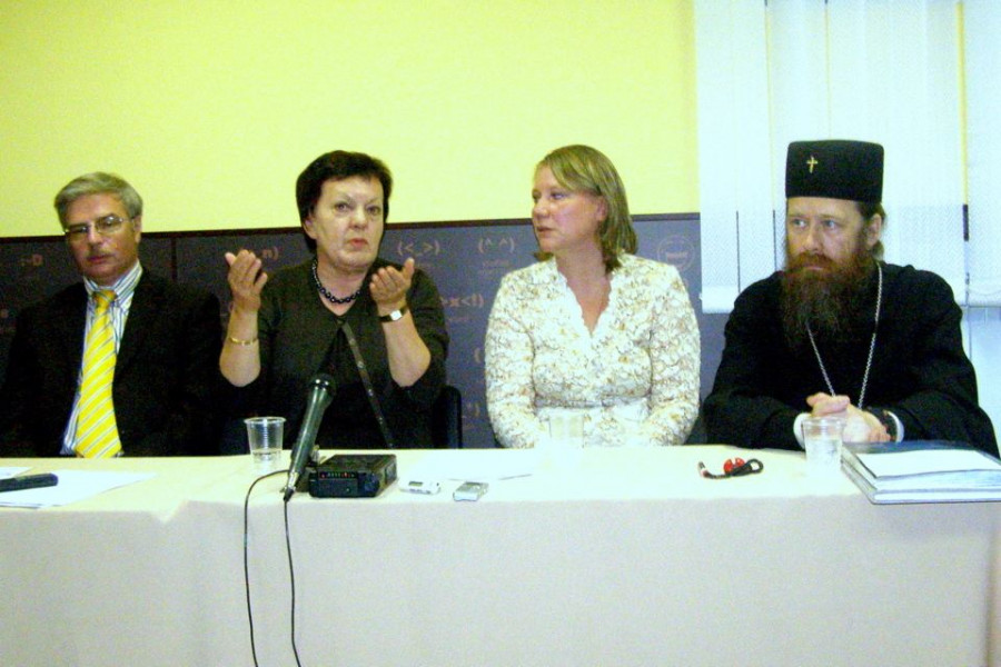 Слева направо: А. Кузичкин, Н. Кречетова, О. Иванова, архиеп. Томский и Асиновский Ростислав