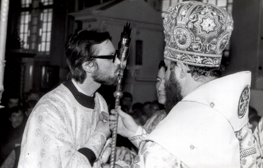 Дьяконскую хиротонию Георгия Кочеткова совершает ректор Ленинградской духовной академии архиепископ Кирилл (Гундяев). 7 апреля 1983 года