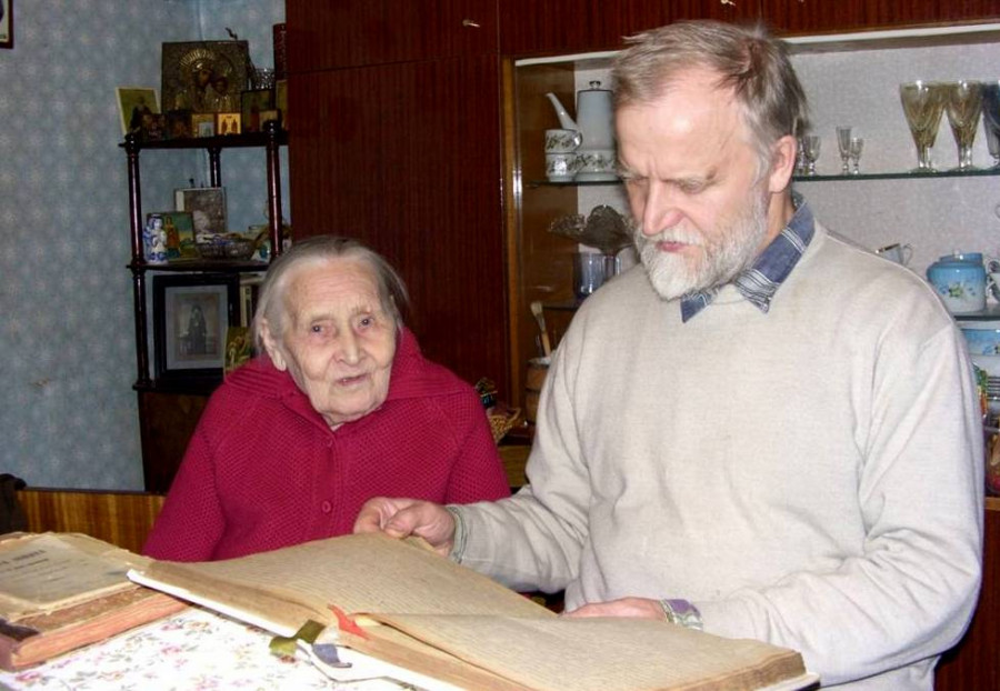 Е.И. Пикина с племянником М.Е. Брагиным с братским архивом