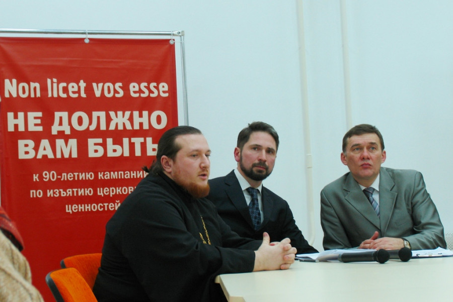 Слева направо: прот. Арсений Вилков, Алексей Наумов, Альберт Бирмилеев