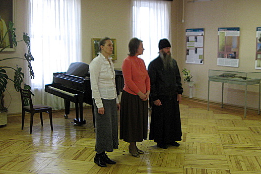 Слева направо: Е.Недзельская, О.Иванова, о. Владимир Репьев