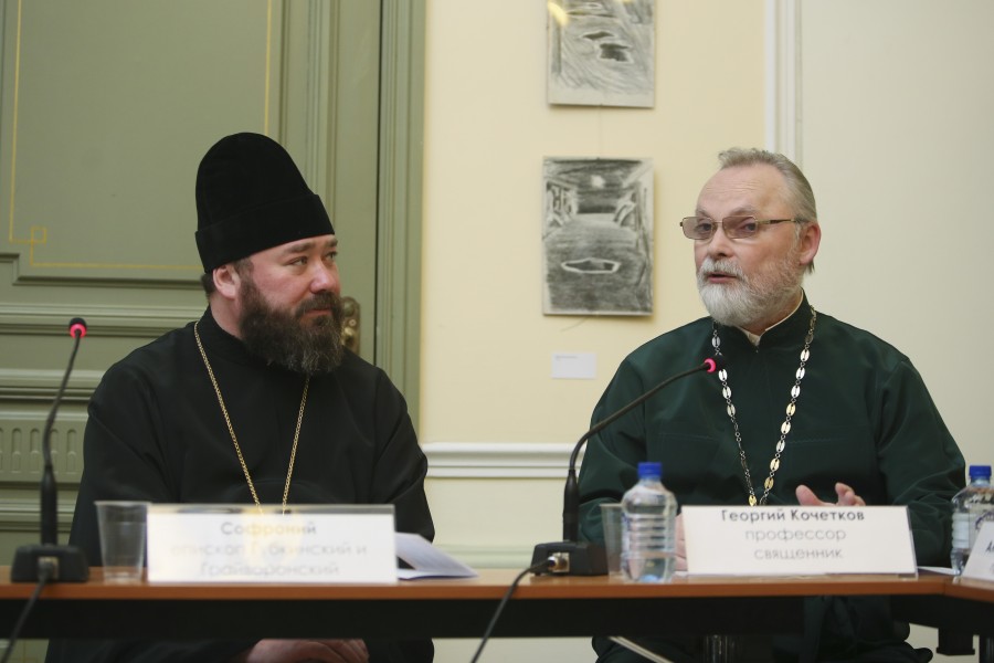 Ведущие круглого стола епископ Губкинский и Грайворонский Софроний и ректор СФИ священник Георгий Кочетков