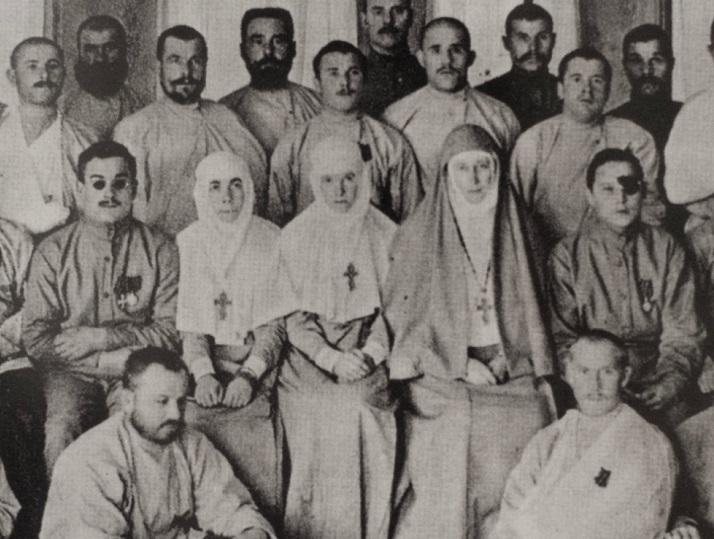 Группа раненых солдат Первой мировой войны в Марфо-Мариинской обители. В центре Елизавета Фёдоровна и её келейница сестра Варвара. Фото из музея Марфо-Мариинской Обители милосердия