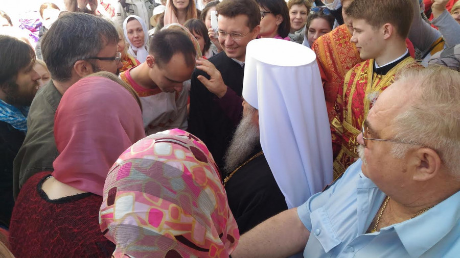 Митрополит Варсонофий благословляет новокрещеного. Фото Анны Лепехиной.
