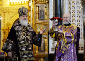 Святейший Патриарх Кирилл просит настоятелей московских храмов не дарить ему цветы в ...