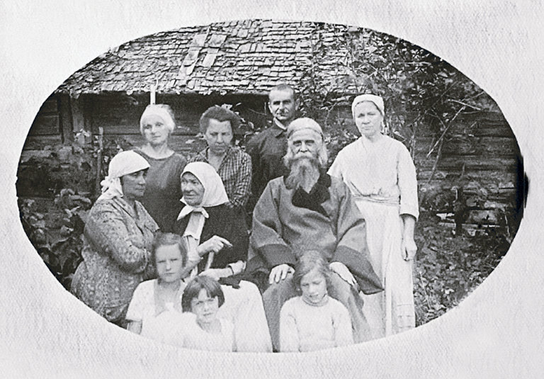 Отец Николай Опоцкий, три девочки дочери: Мария, Татьяна и Антонина Велебицы, 1910гг.  Фото: из личного архива Е. И. Пикиной.