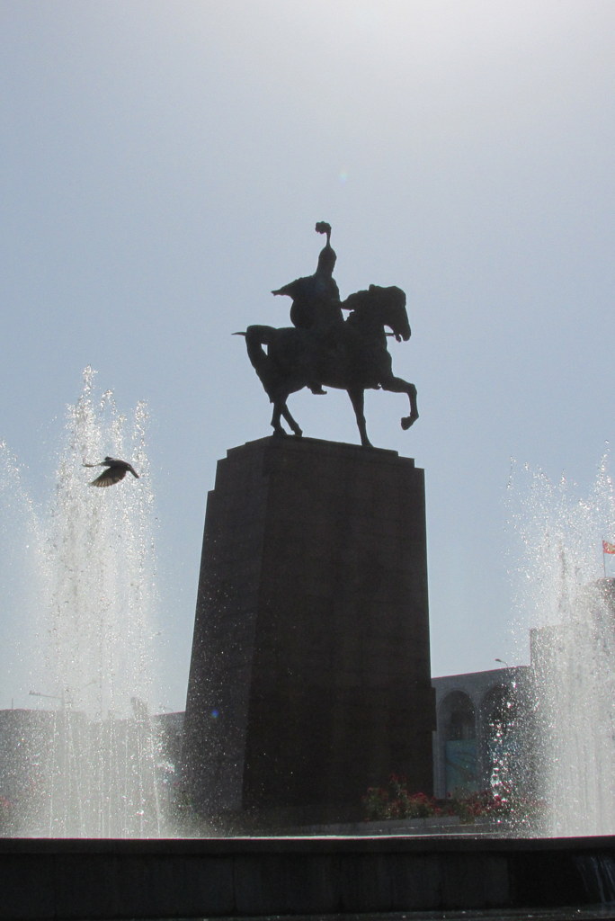 Бишкек. Площадь Ала-Тоо, памятник Манасу Великодушному