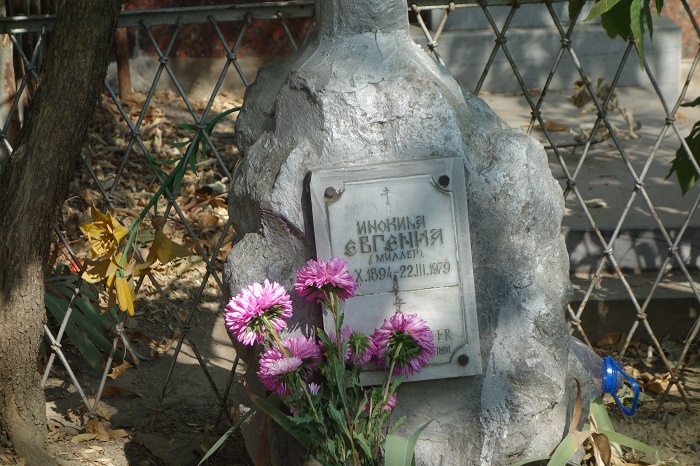 Фото с могилы матушки Евении (Миллер) на Боткинском кладбище Ташкента