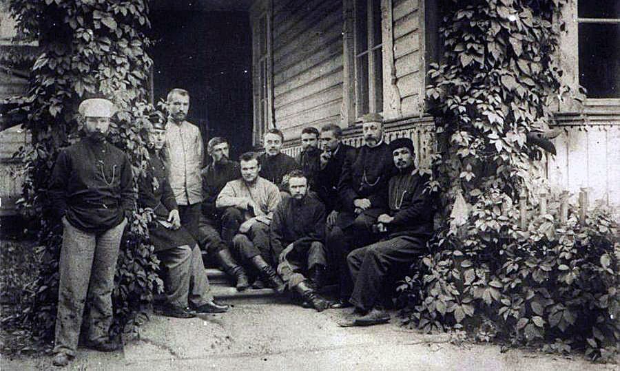 Николай Неплюев с членами Крестовоздвиженского трудового братства на крыльце его дома