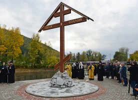 Святейший Патриарх Кирилл освятил поклонный крест на месте основания Алтайской духовной ...