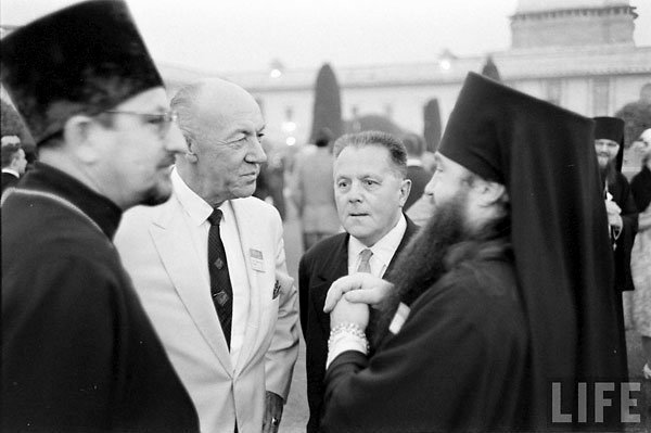 Митр. Никодим (Ротов) (крайний справа) и о. Виталий Боровой (крайний слева) на 3-й Ассамблее ВСЦ в Нью-Дели. Декабрь 1961 г.