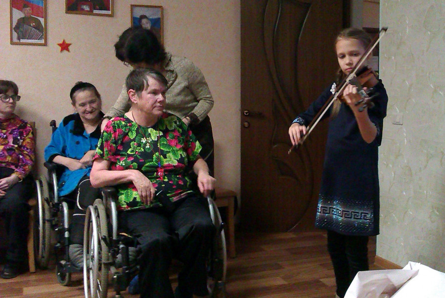 Играет на скрипке Алина Петунина