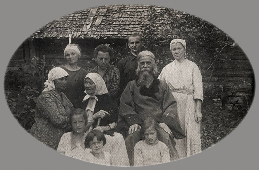 Отец Николай Опоцкий (в центре), за ним женщина в белом – Клавдия Аполлоновна Соболева. Велебицы, 1910-е гг.