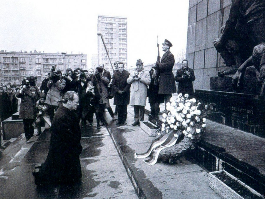 Федеральный канцлер ФРГ Вилли Брандт на коленях перед мемориалом Варшавского гетто в декабре 1970 г. Публичное признание вины за Холокост. Фото с сайта www.history-moments.ru