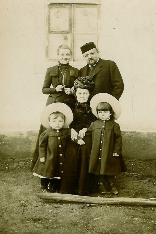 М.Д. Ершов с А.А. Штевен-Ершовой, М.В. Ершова (мама М.Д. Ершова), старшие дети Мария и Дмитрий. Лебяжье, 1902 г.