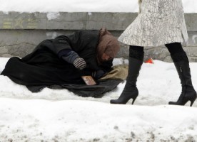 Если человек лежит на улице в мороз – что делать?

