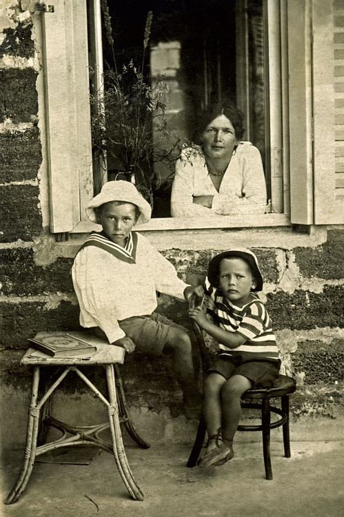 А Герцык с детьми Даниилом и Никитой. Судак, начало 1920-х гг.
