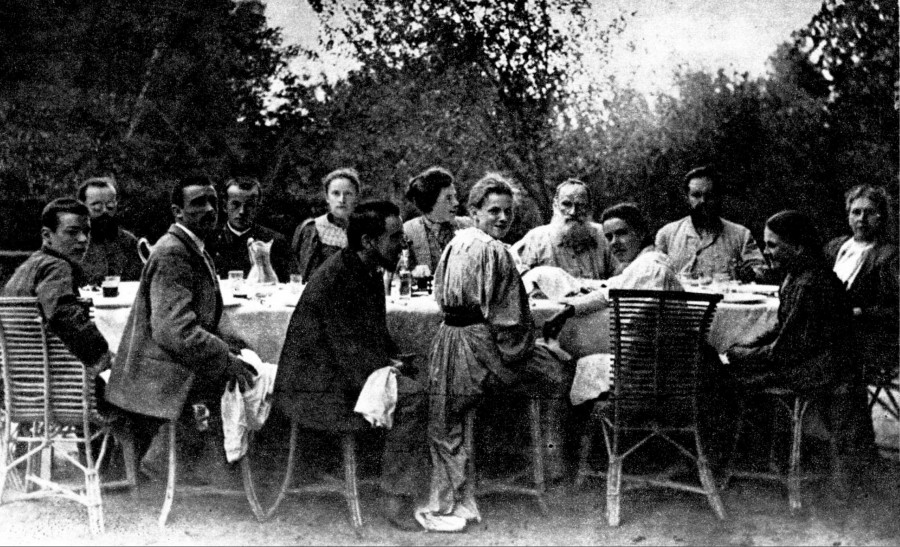 Лето 1895 года – на площадке около дома писателя в Ясной Поляне. Композитор С.И.Танеев сидит за столом между Львом Николаевичем и Софьей Андреевной Толстыми.