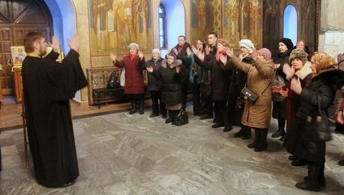 Впервые в России выпущен православный видеословарь для глухих