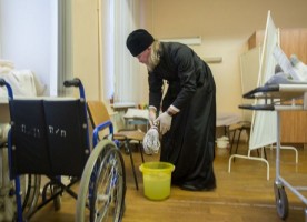 Глава Рязанской митрополии принял участие в уборке палат в Рязанской больнице скорой ...
