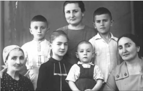 Леби Мальсагова с дочерьми и детьми. Эту фотографию Созерко Мальсагов увидел в Англии в 1960-е гг. 