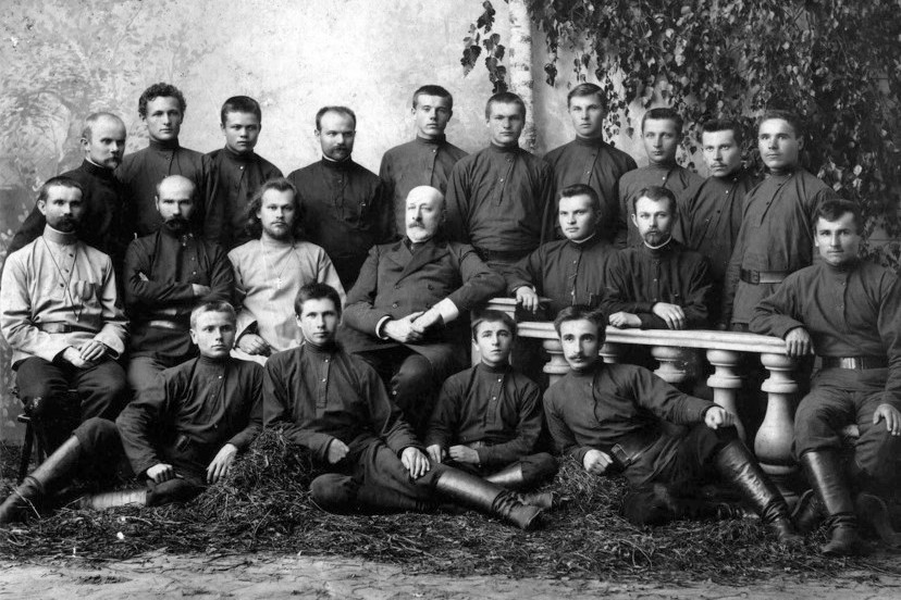 Члены братства,  в центре - Н.Н. Неплюев