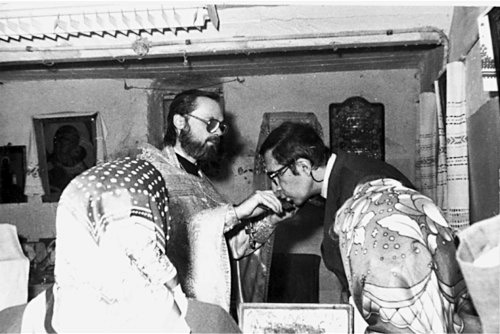 Свящ. Георгий Кочетков и С.С. Аверинцев после литургии 4 декабря 1990 г. Электроугли