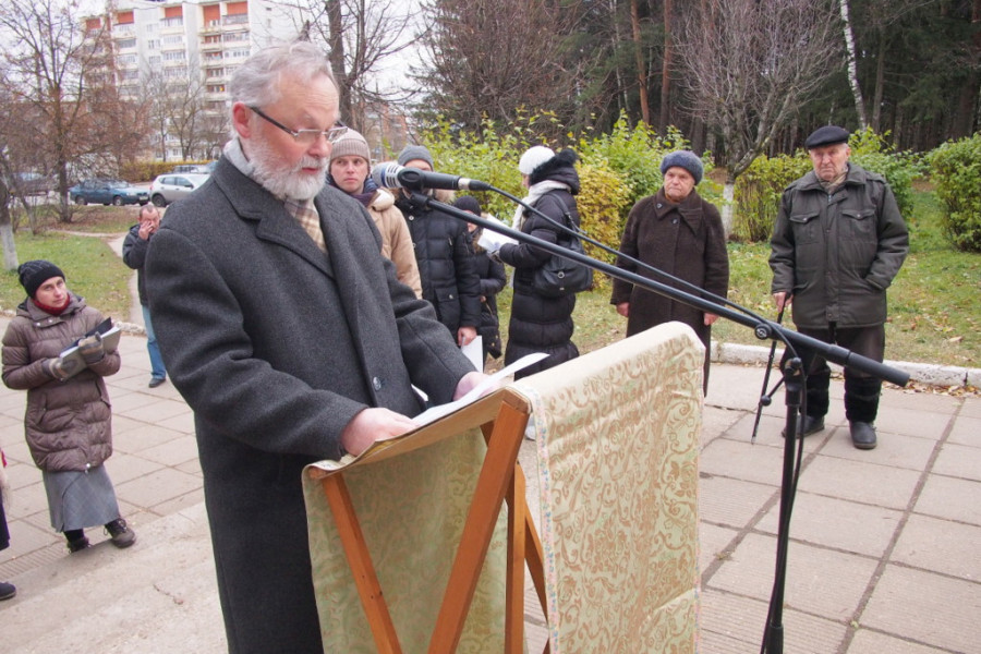 Священник Георгий Кочетков, акция «Молитва памяти» в поселке Глебовский