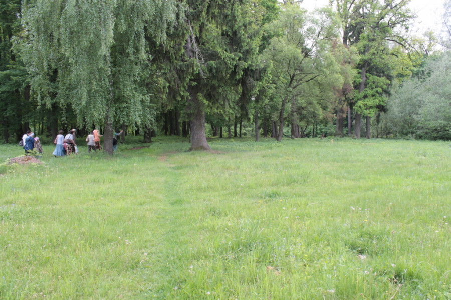 Лужайка перед домом Н.Н. Неплюева, где летом собиралось все братство на воскресную беседу