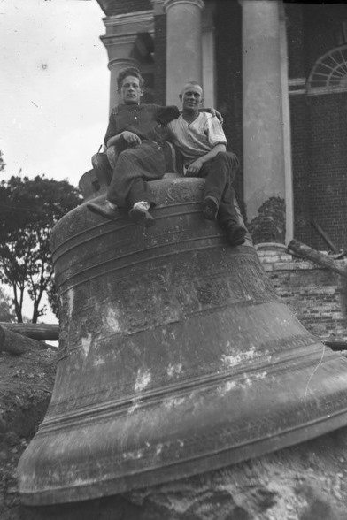 На сброшенном колоколе. 1934 год.